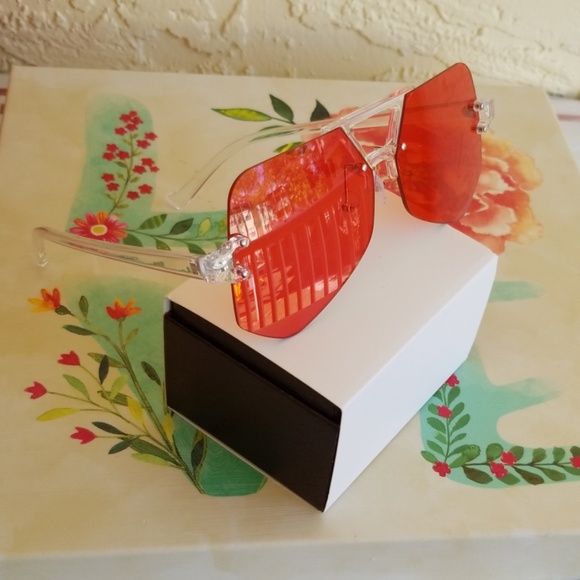 Accessories - OVERSIZED CLEAR  UNISEX DESIGN SUNGLASSES.